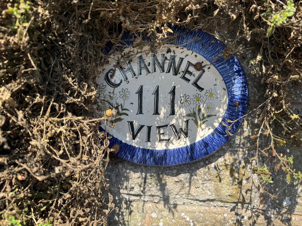 Lot: 147 - COTTAGE FOR IMPROVEMENT WITH SEA VIEWS - Channel View